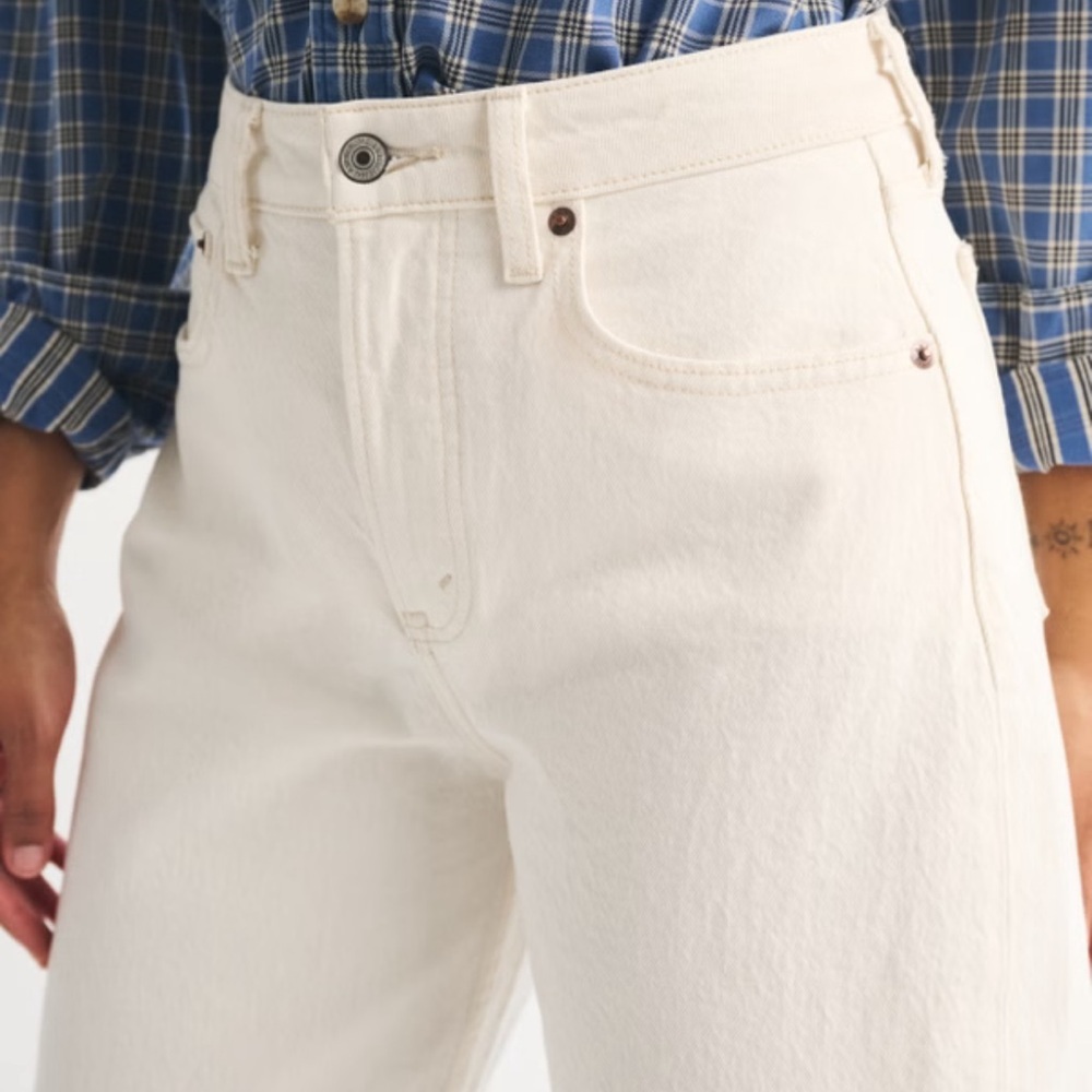 Abercrombie & Fitch white jeans are the '90s Straight Ultra High Rise Size 27L